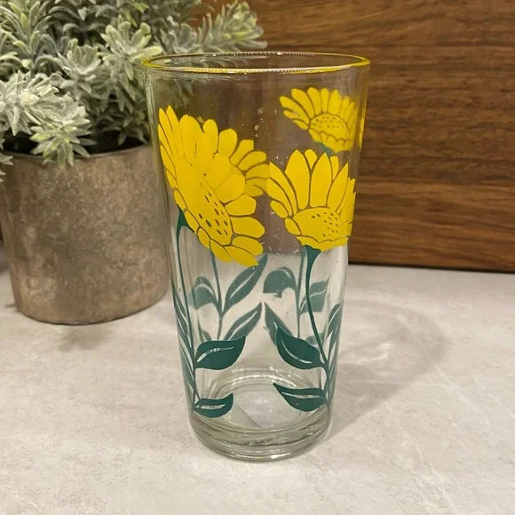 Mid-century Yellow and Green Flower on Glass - Picture 5 of 5
